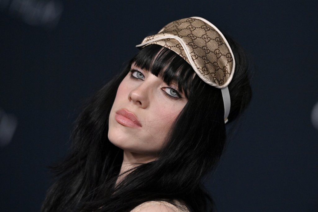 Billie Eilish no 11th Annual LACMA Art + Film Gala em 2022 usando faixa de dormir da Gucci na cabeça, com expressão facial séria e lápis de olho preto