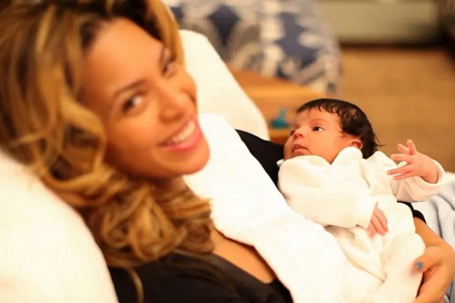 Beyoncé com Blue Ivy no colo, ainda na maternidade