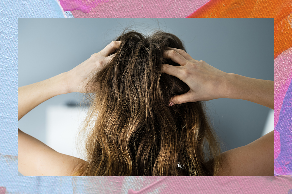 Montagem em fundo rosa, laranja e azul com foto de mulher de costas com as duas mãos na cabeça coçando o cabelo