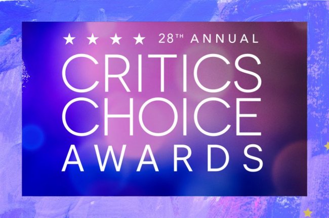 Logo do Critics Choice Awards em branco em um fundo roxo e azul com estrelas brancas na parte superior do nome da premiação; a margem é uma textura nas cores azul, roxo e branco
