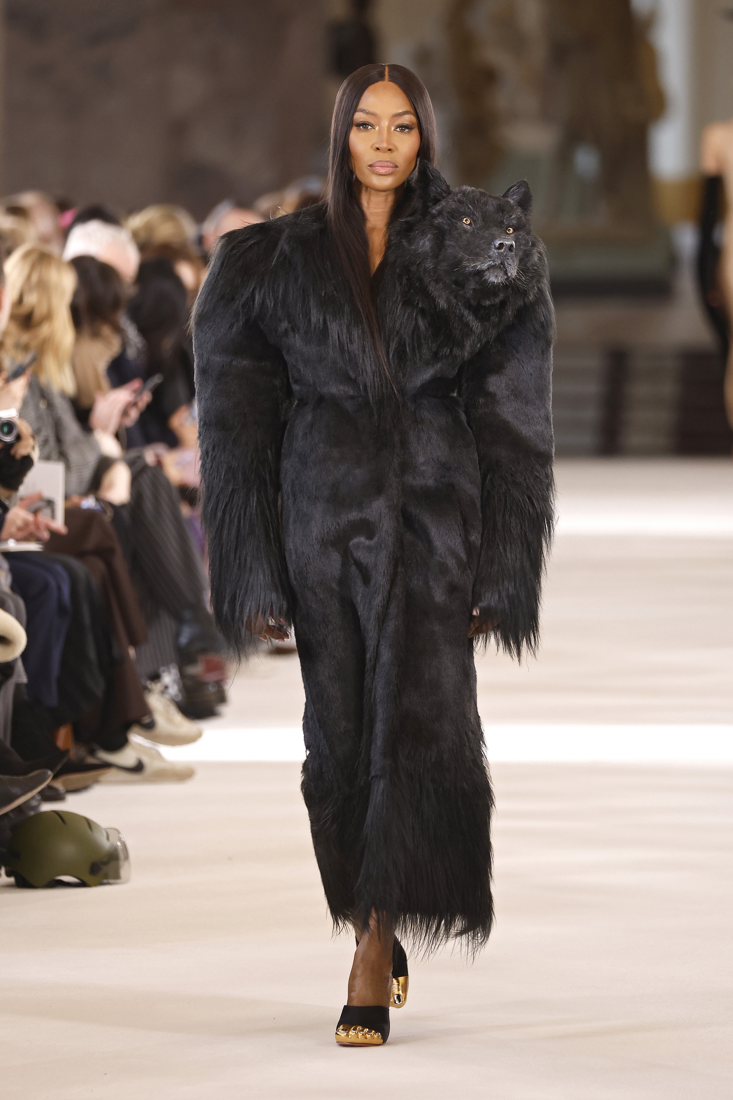 Naomi Campbell no desfile da Schiaparelli na semana de alta-costura 2023 em Paris
