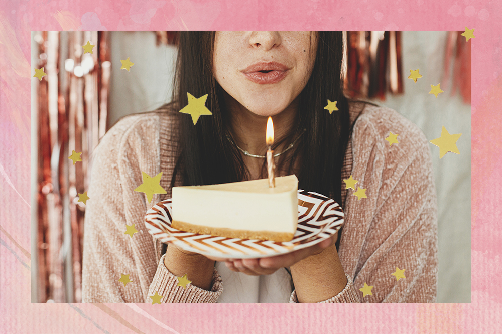 Montagem em fundo rosa com estrelinhas douradas. Garota soprando vela em fatia de bolo de aniversário
