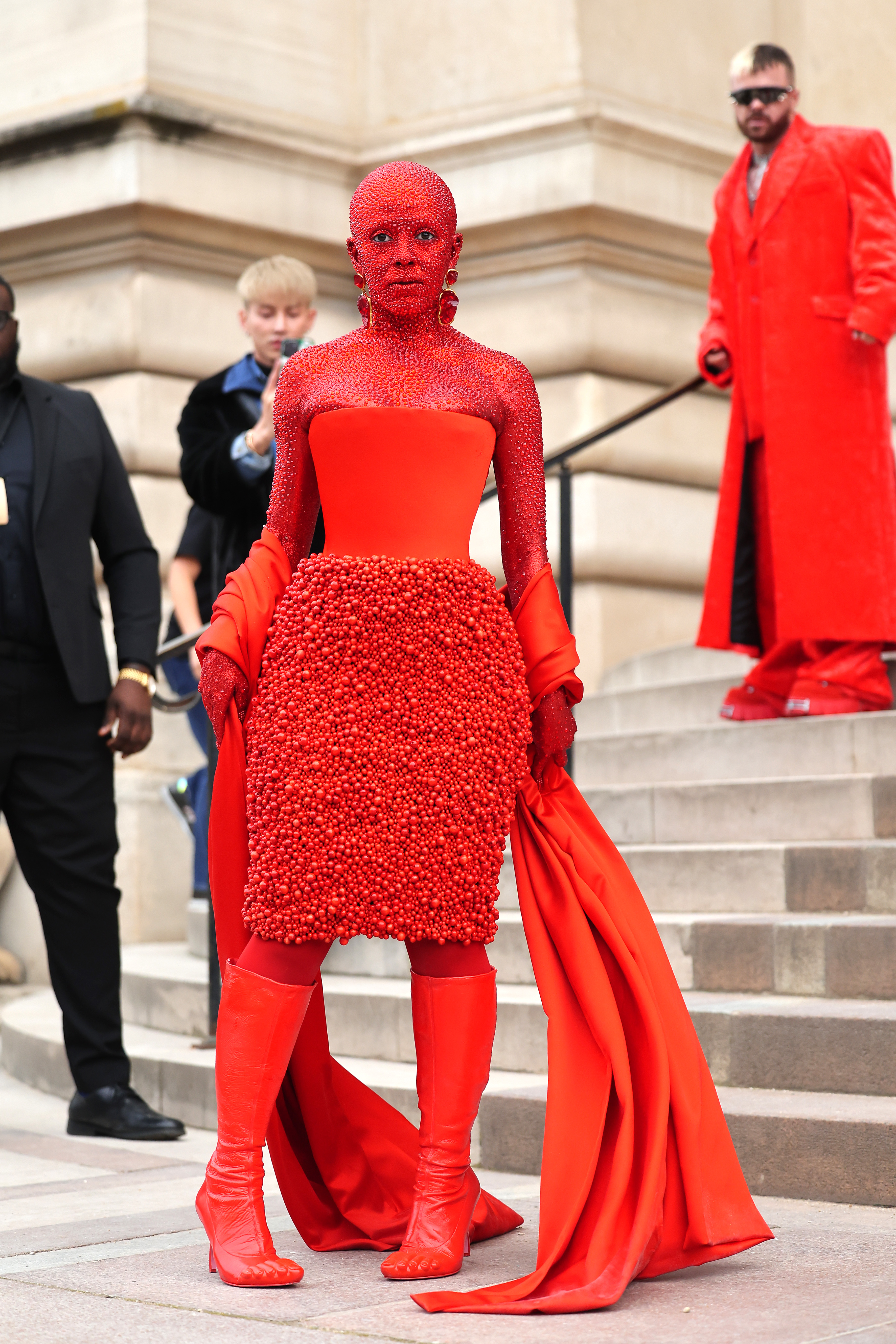 Doja Cat no desfile da Schiaparelli na semana de alta-costura 2023 de Paris usando look todo vermelho