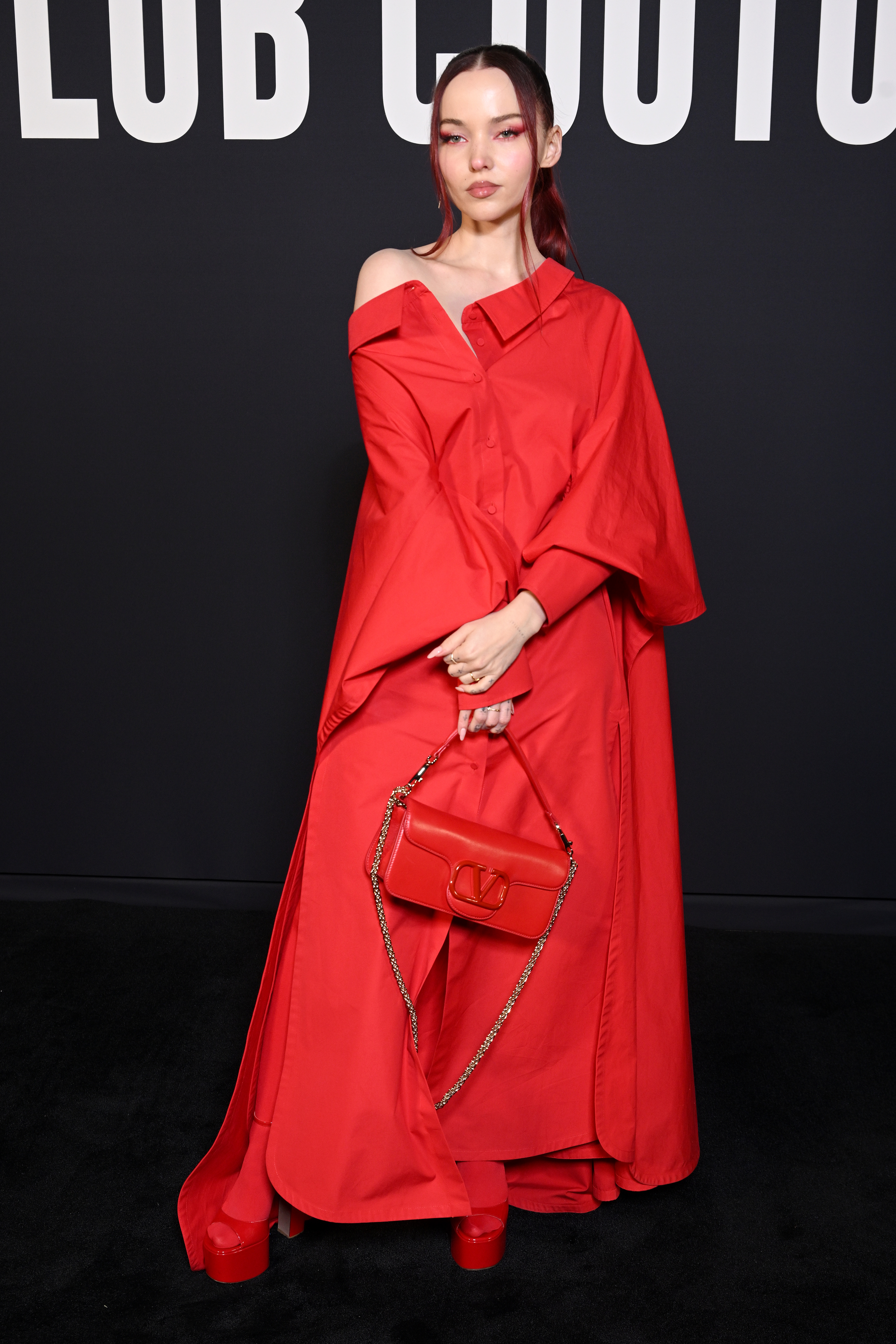 Dove Cameron no desfile de primavera-verão 2023 da Valentino na semana de moda de alta-costura em Paris