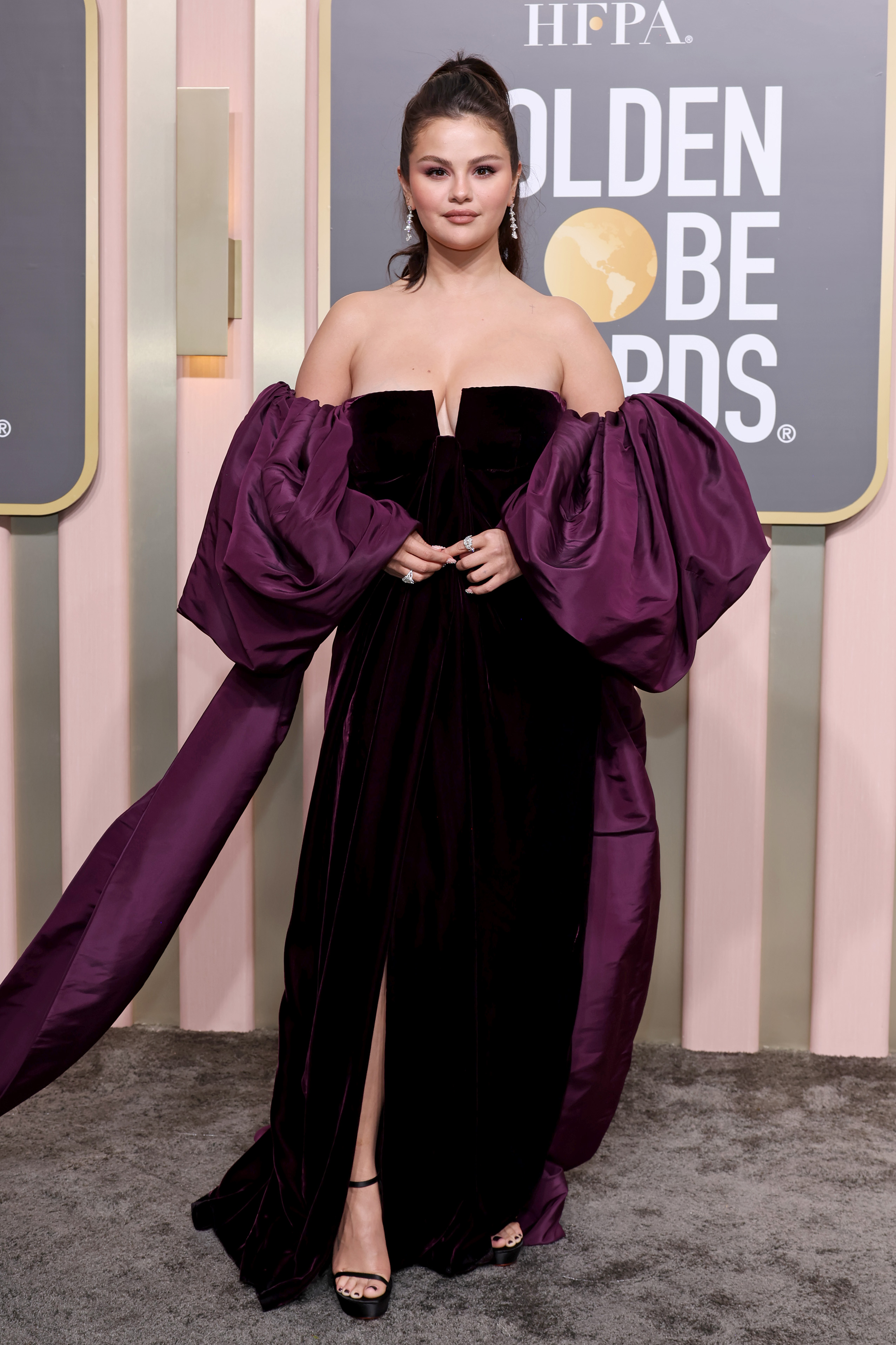 Selena Gomez usando vestido de veludo com mangas bufantes em roxo no Globo de Ouro 2023