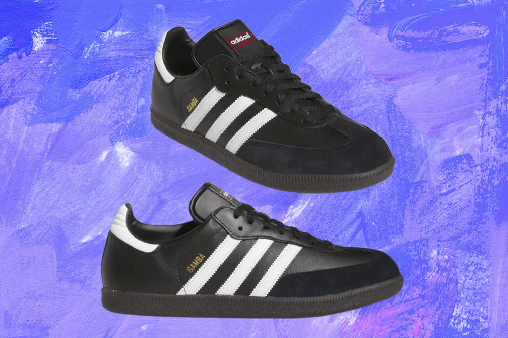 Tênis Adidas Samba preto de couro em fundo azul