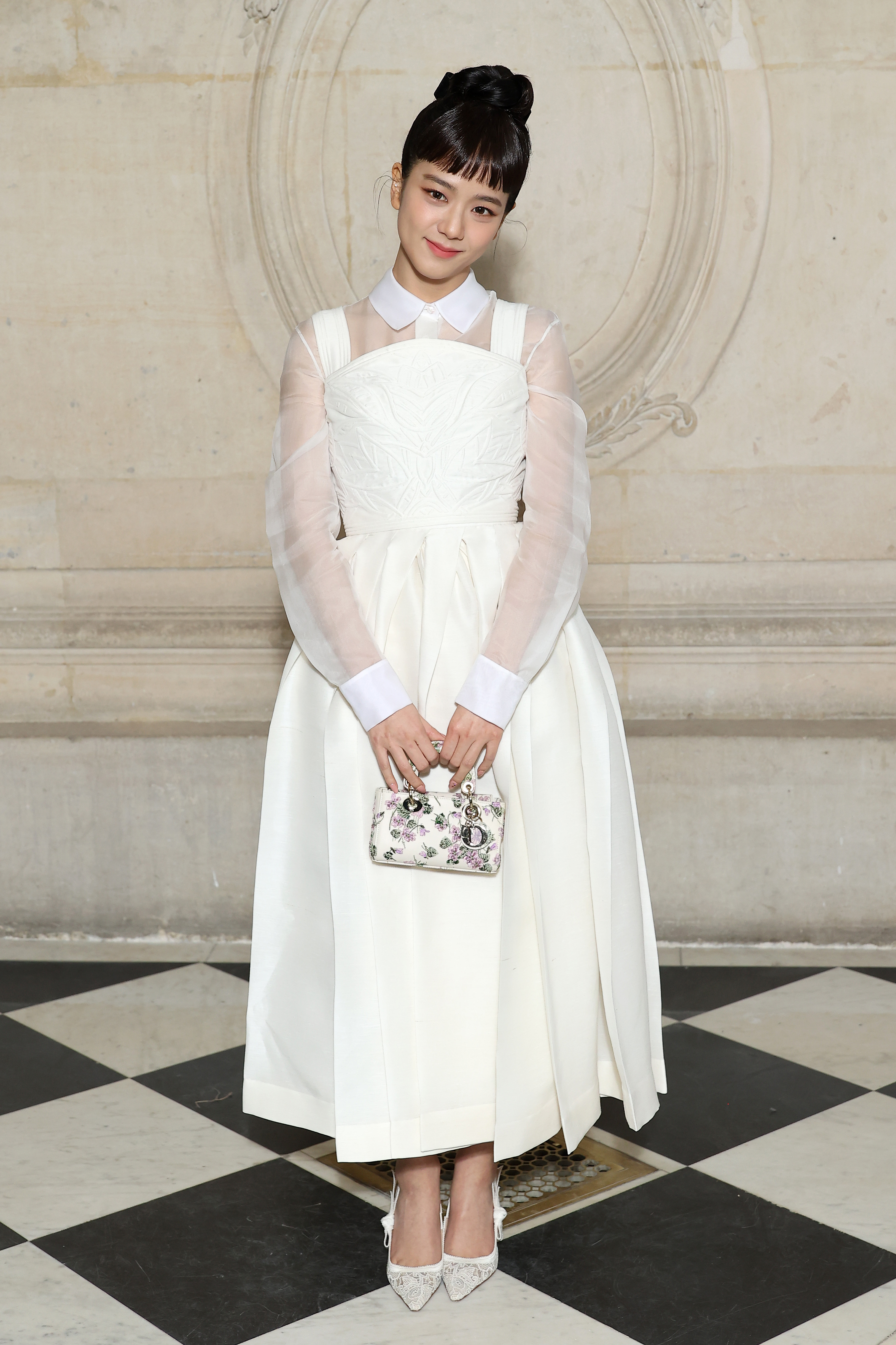 Jisoo no desfile de primavera-verão 2023 da Christian Dior na semana de moda de alta-costura em Paris