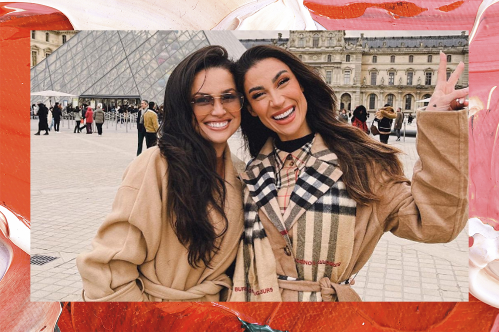 Montagem em fundo vermelho e rosa com foto de Juliette e Bianca Andrade em Paris