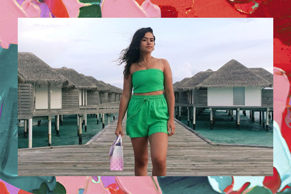 Montagem em fundo rosa, vermelho e verde com foto de Maisa nas Maldivas usando roupa verde e segurando bolsa branca