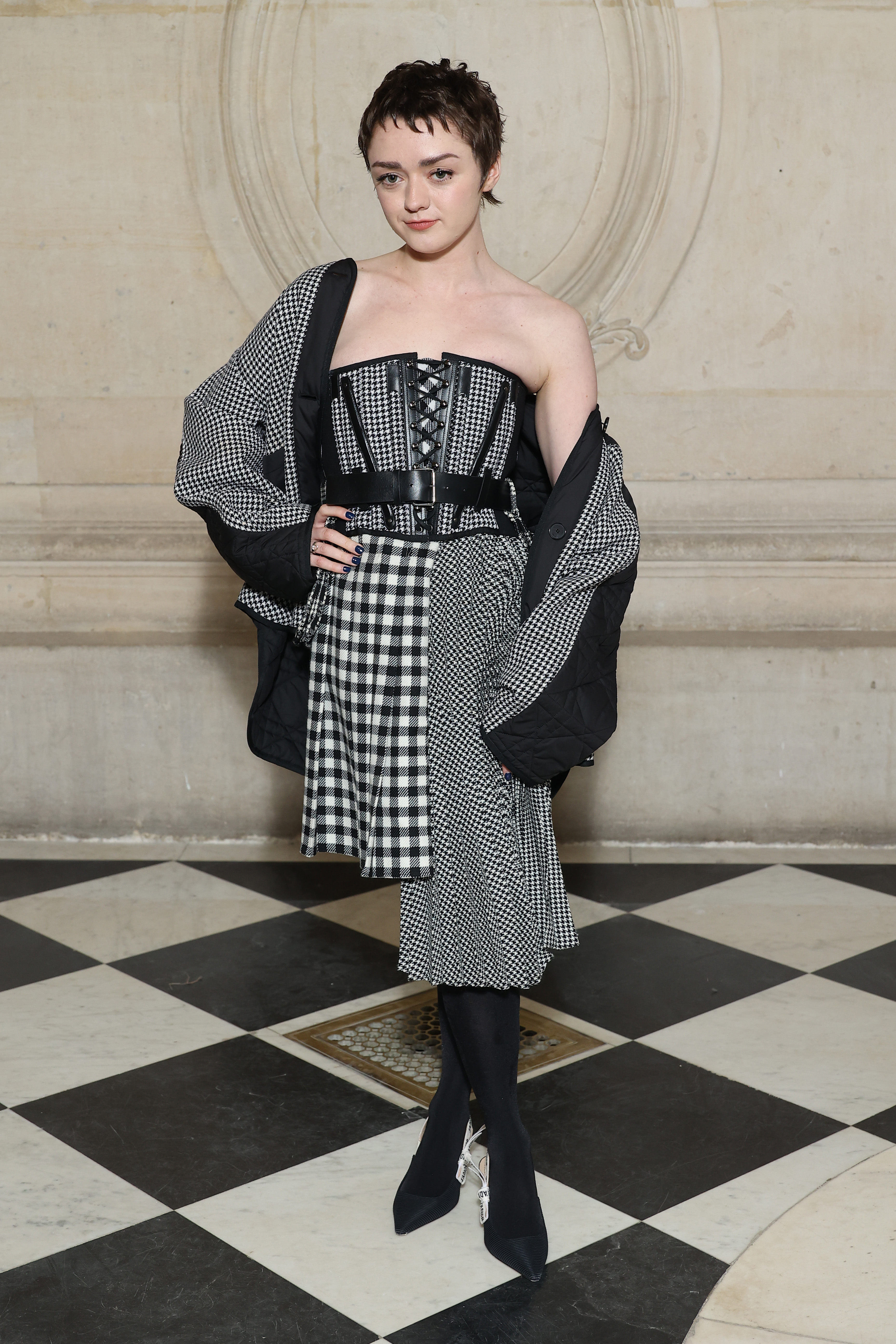 Maisie Williams no desfile de primavera-verão 2023 da Christian Dior na semana de moda de alta-costura em Paris