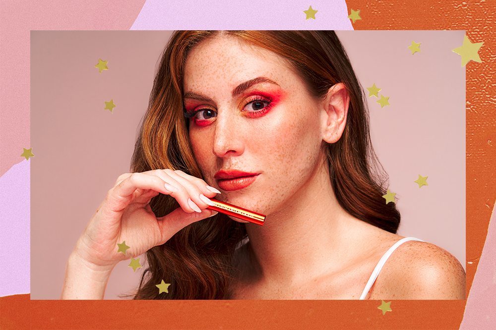 Montagem em fundo rosa e laranja com foto de Mari Maria com sombra laranja nos olhos e segurando batom de sua nova coleção de maquiagem, a Ginger Glow