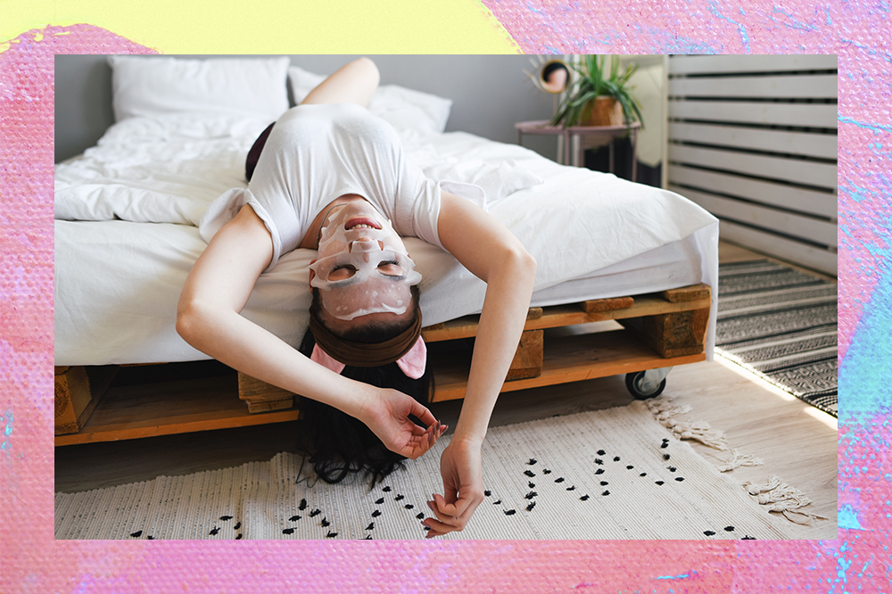 Montagem em fundo rosa, amarelo e azul com foto de garota deitada na cama de cabeça para baixo enquanto está com uma máscara facial no rosto
