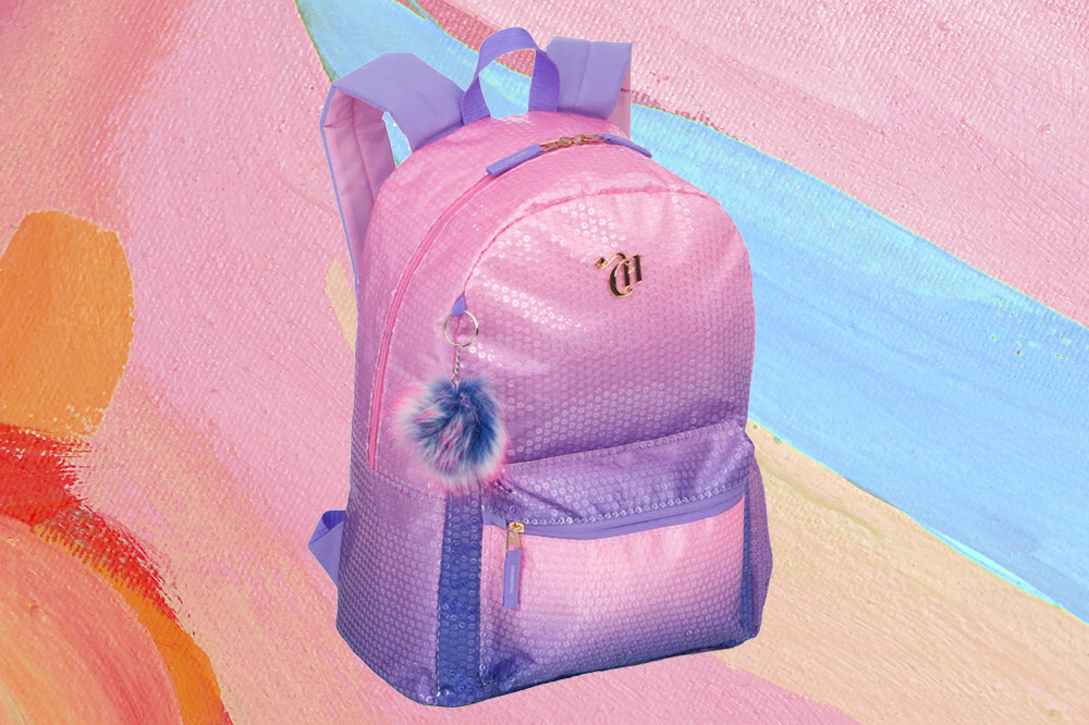 material-escolar-capricho-2023-signo-aquario Mochila grande paetês rosa e lilás da CAPRICHO para Sestini. Montagem em fundo rosa, azul e laranja