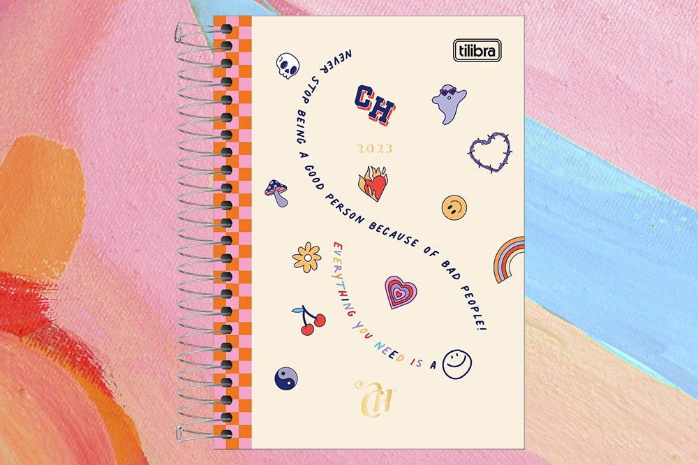 material-escolar-capricho-2023-signo-aries Agenda espiral Good Person da CAPRICHO para Tilibra. Montagem em fundo laranja, rosa e azul