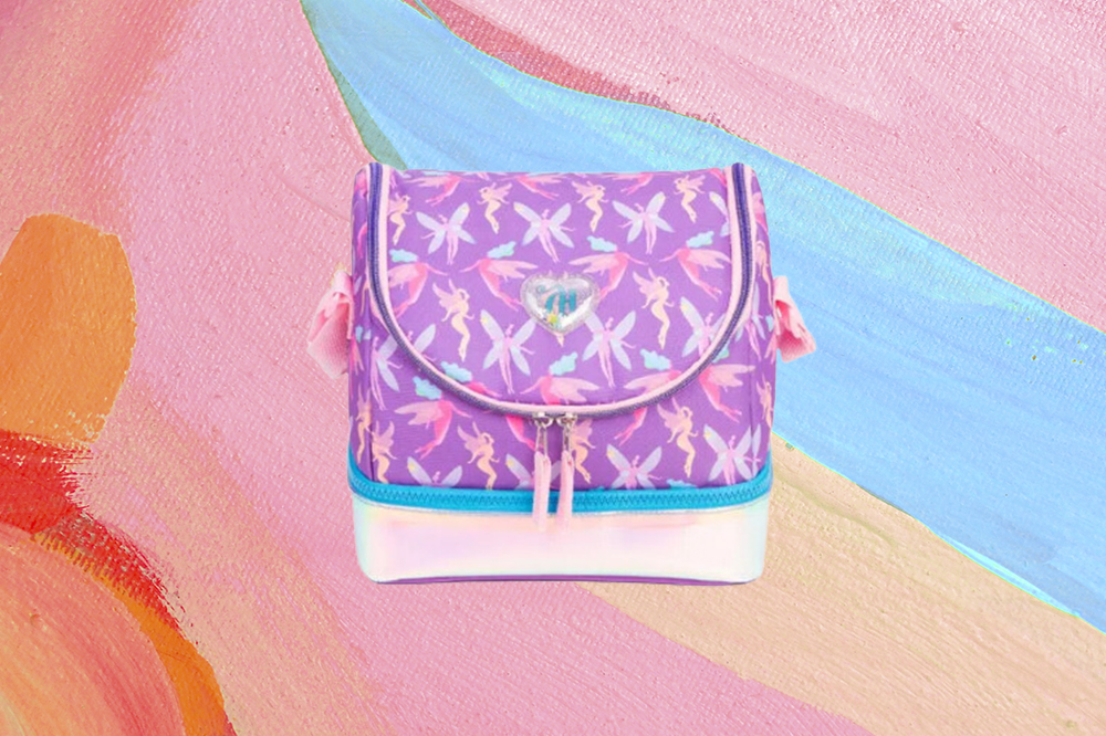 material-escolar-capricho-2023-signo-leao Lancheira com estampa de fadinhas da CAPRICHO para Sestini. Montagem em fundo azul, laranja e rosa