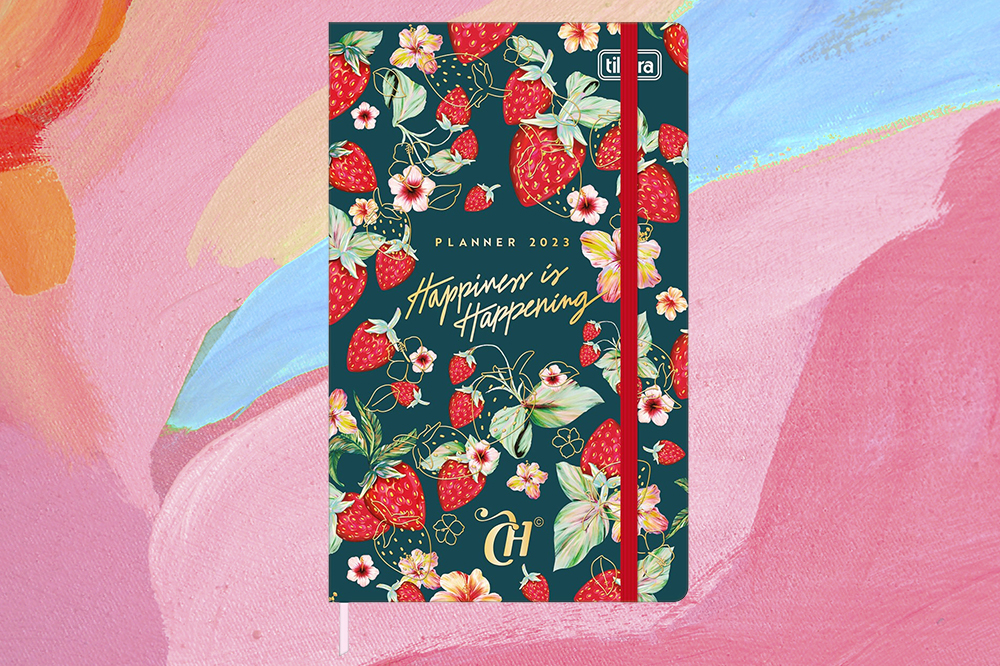 material-escolar-capricho-2023-signo-virgem Planner costurado morangos da CAPRICHO para Tilibra. Montagem em fundo rosa, laranja e azul