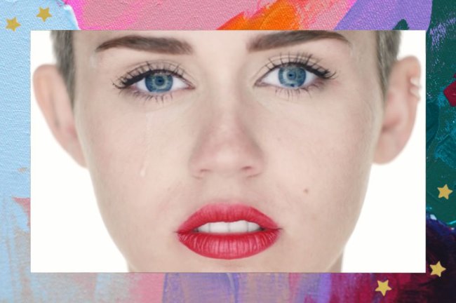 Rosto de Miley Cyrus, que usa batom vermelho e rímel, com expressão triste e com uma lágrima escorrendo; a margem é uma textura nas cores rosa, azul, verde, roxo, rosa e laranja; estrelas amarelas decoram a imagem