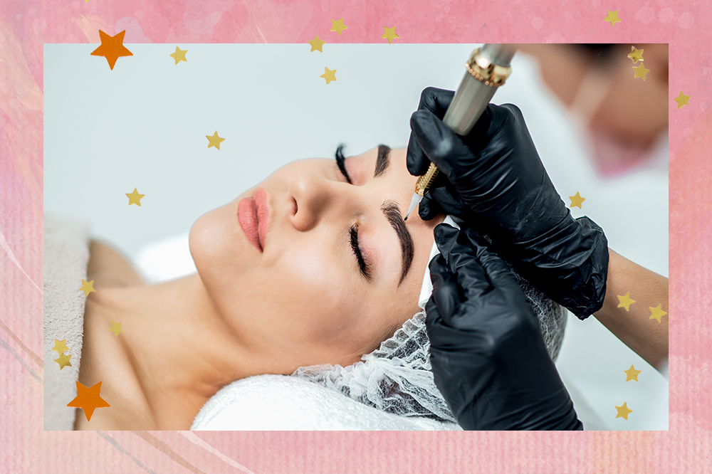 Montagem em fundo rosa com estrelinhas douradas de foto de mulher deitada em maca com olhos fechados enquanto profissional faz técnica de preenchimento de sobrancelhas usando luvas pretas