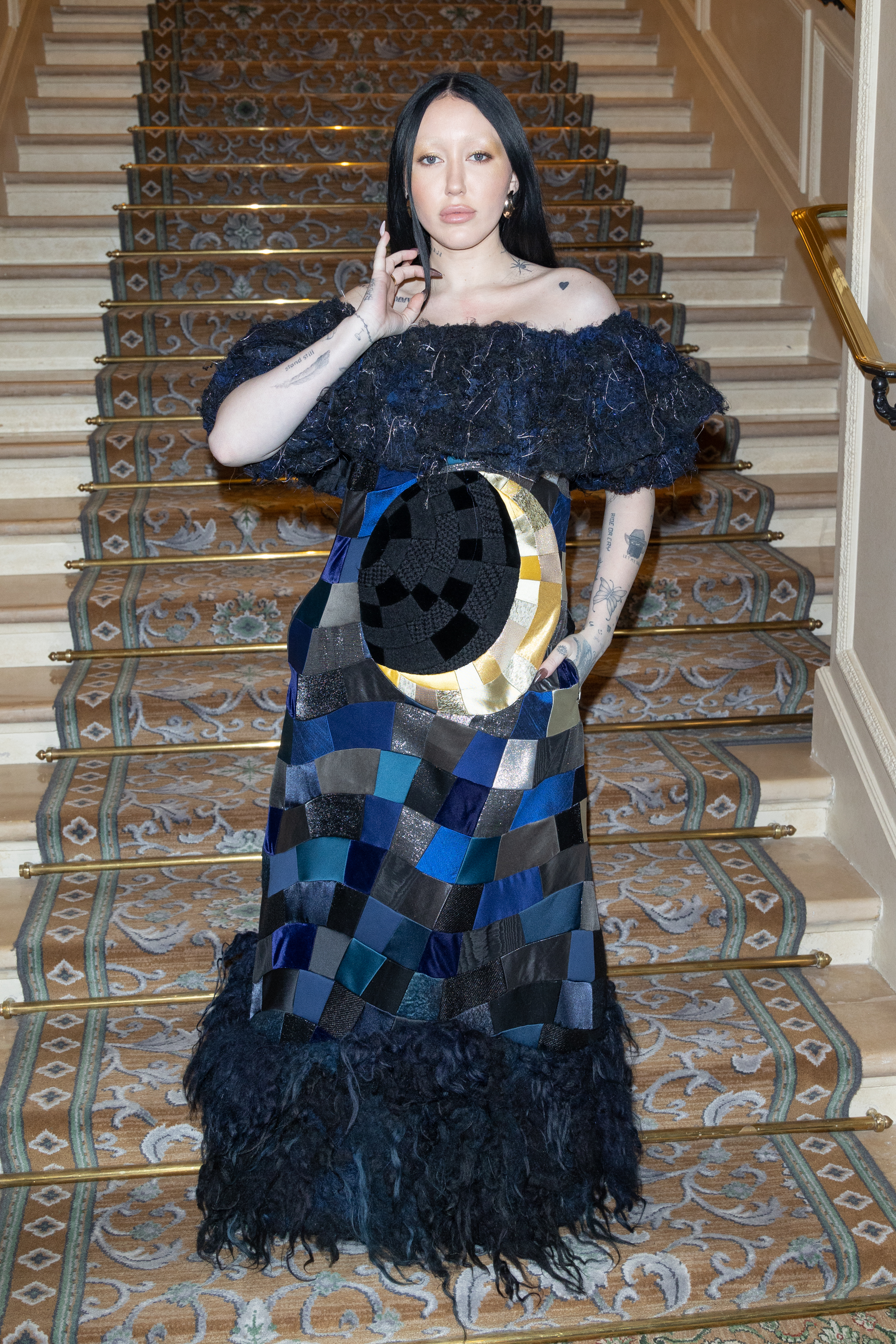 Noah Cyrus no desfile de primavera-verão 2023 da Viktor & Rolf na semana de moda de alta-costura em Paris