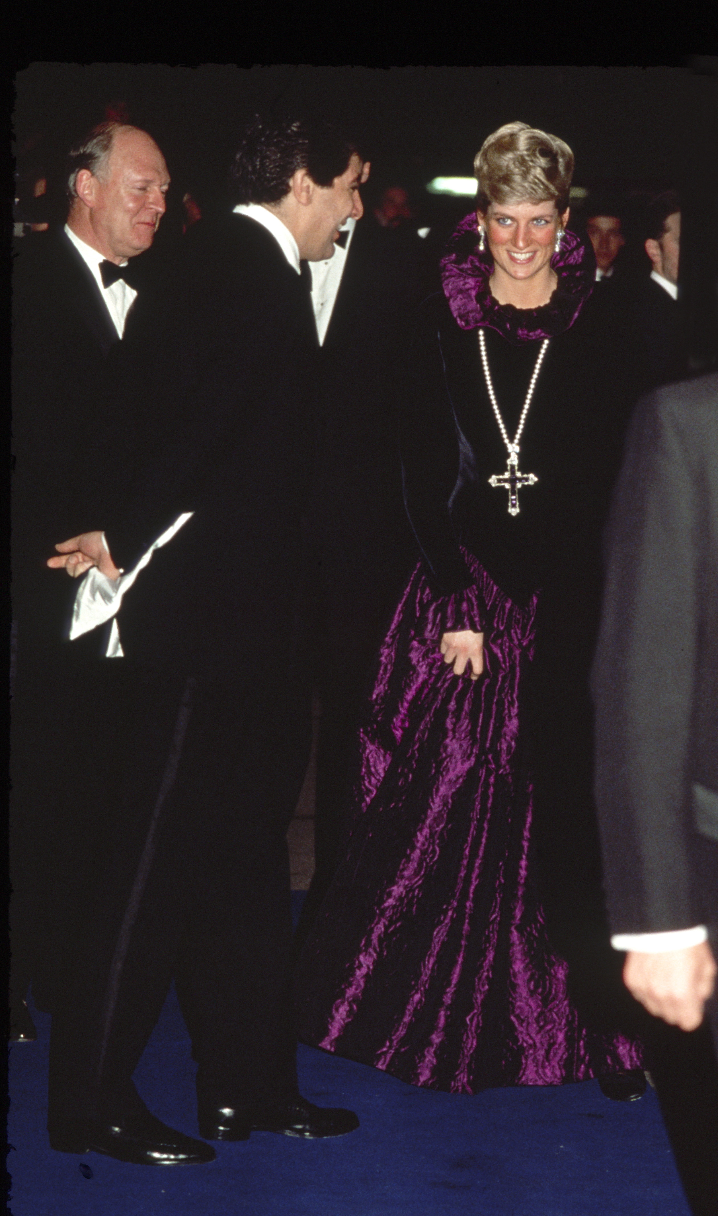 Princesa Diana chegando em evento benefiente usando a cruz Attallah em 1987