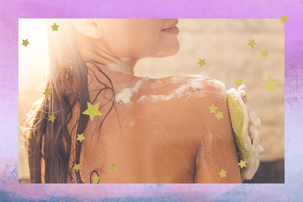 Montagem em fundo degradê azul e lilás com foto de costas de garota tomando banho enquanto passa bucha com espumas no corpo