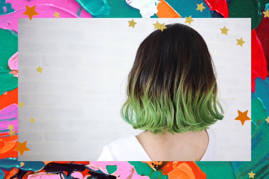 Montagem com o fundo colorido e detalhe de estrelas nas bordas com a foto de uma mulher de costas com o cabelo curto colorido nas pontas.