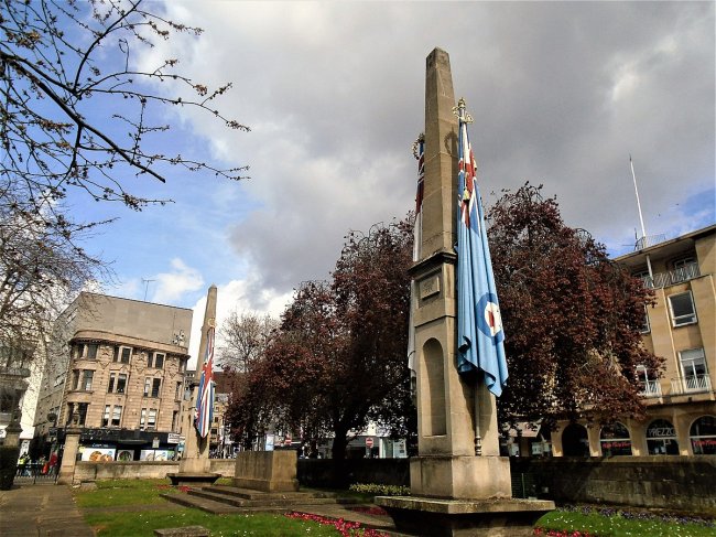 Memorial de guerra e todos os Santos igreja em Northampton, Reino Unido