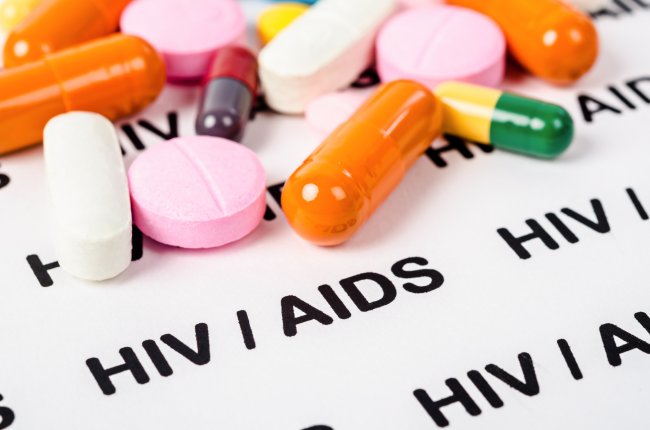 Pílulas contra o HIV sobre uma fundo branco; elas são coloridas
