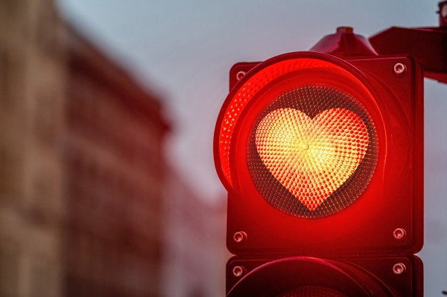 Foto de stock de Uma cidade atravessando com um semáforo, semáforo com forma vermelha de coração em semáforo