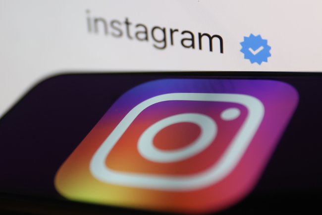 Foto da tela de um celular que mostra o logo do Instagram e um selinho de verificado loco em cima