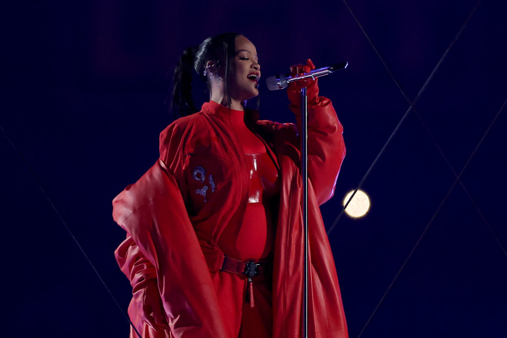 Rihanna cantando com roupa toda vermelha no Super Bowl