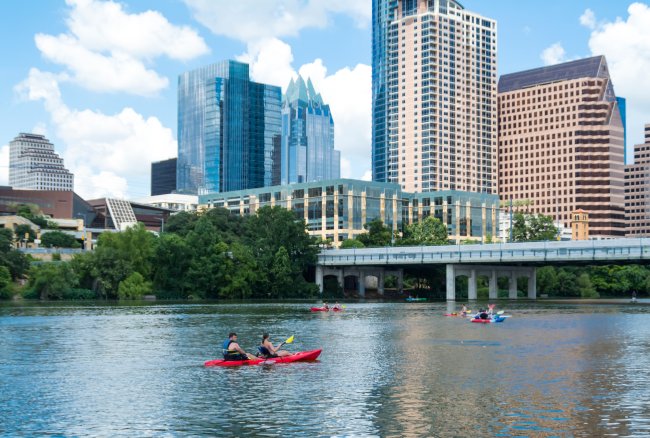 The Last of Us, Wandinha e mais destinos de viagem baseados em séries Lago Lady Bird, em Austin, no Texas