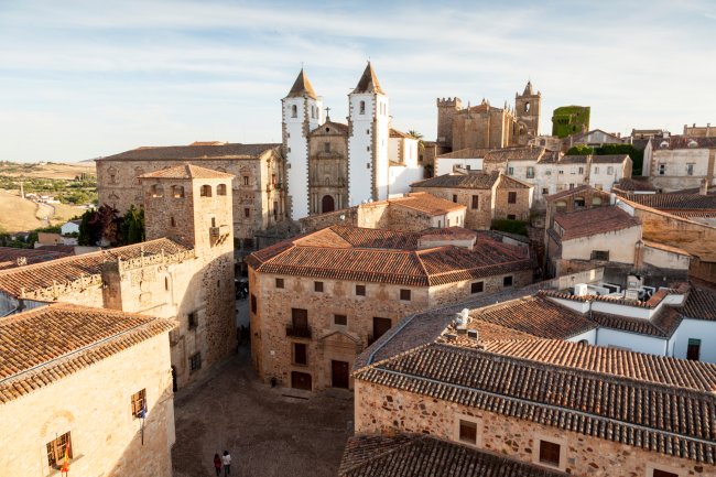 Rooftops of old town of Caceres Cidade medieval de Cárceres, na Espanha