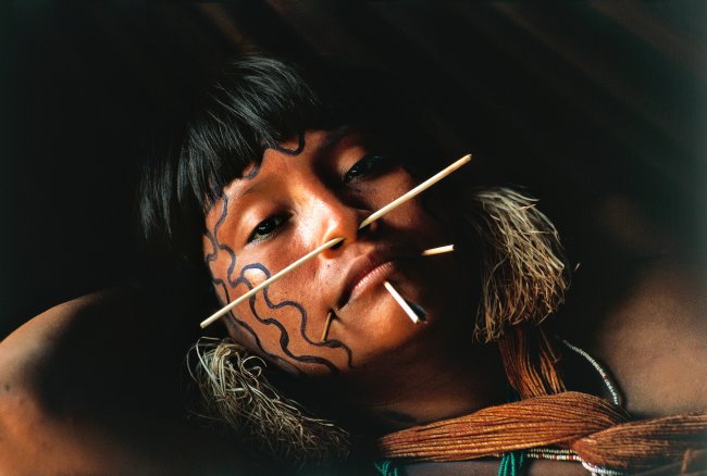 Jovem Yanomami fotografada em sua casa, na Floresta Amazônica