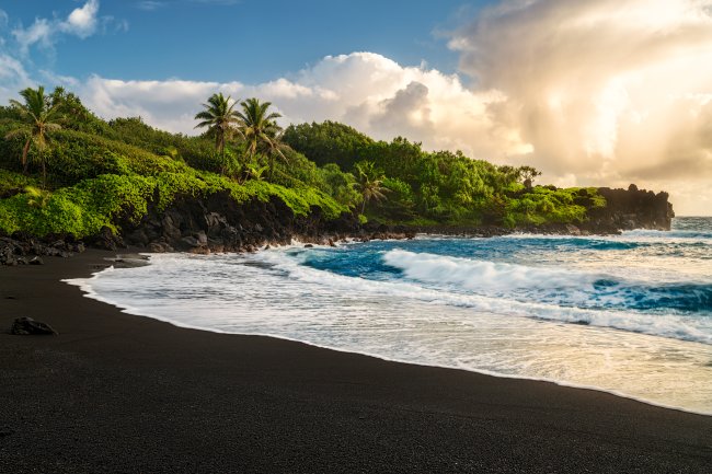 The Last of Us, Wandinha e mais destinos de viagem baseados em séries Waianapanapa Beach, uma das praias mais famosas da Ilha de Maui