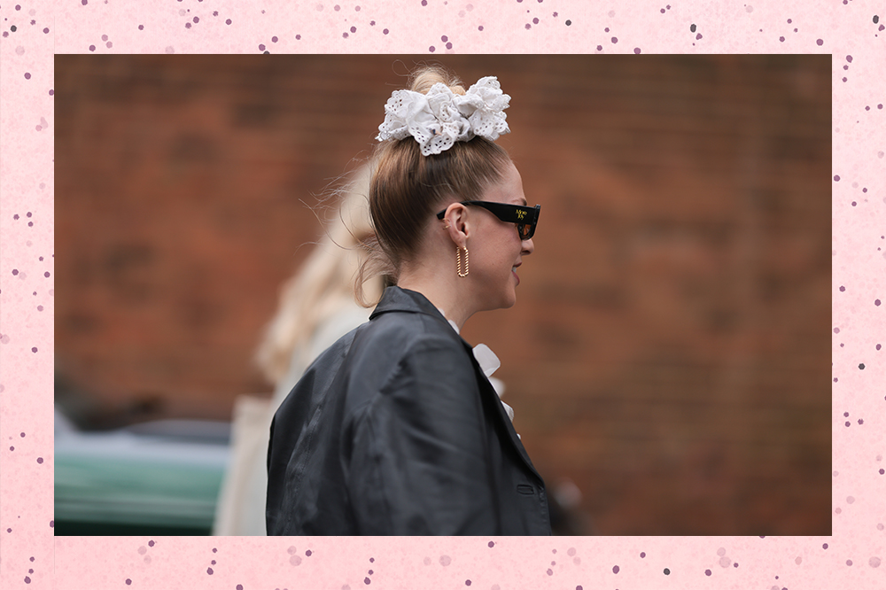Acessórios de cabelo no street style da semana de moda de Londres. Montagem com fundo rosa de bolinhas