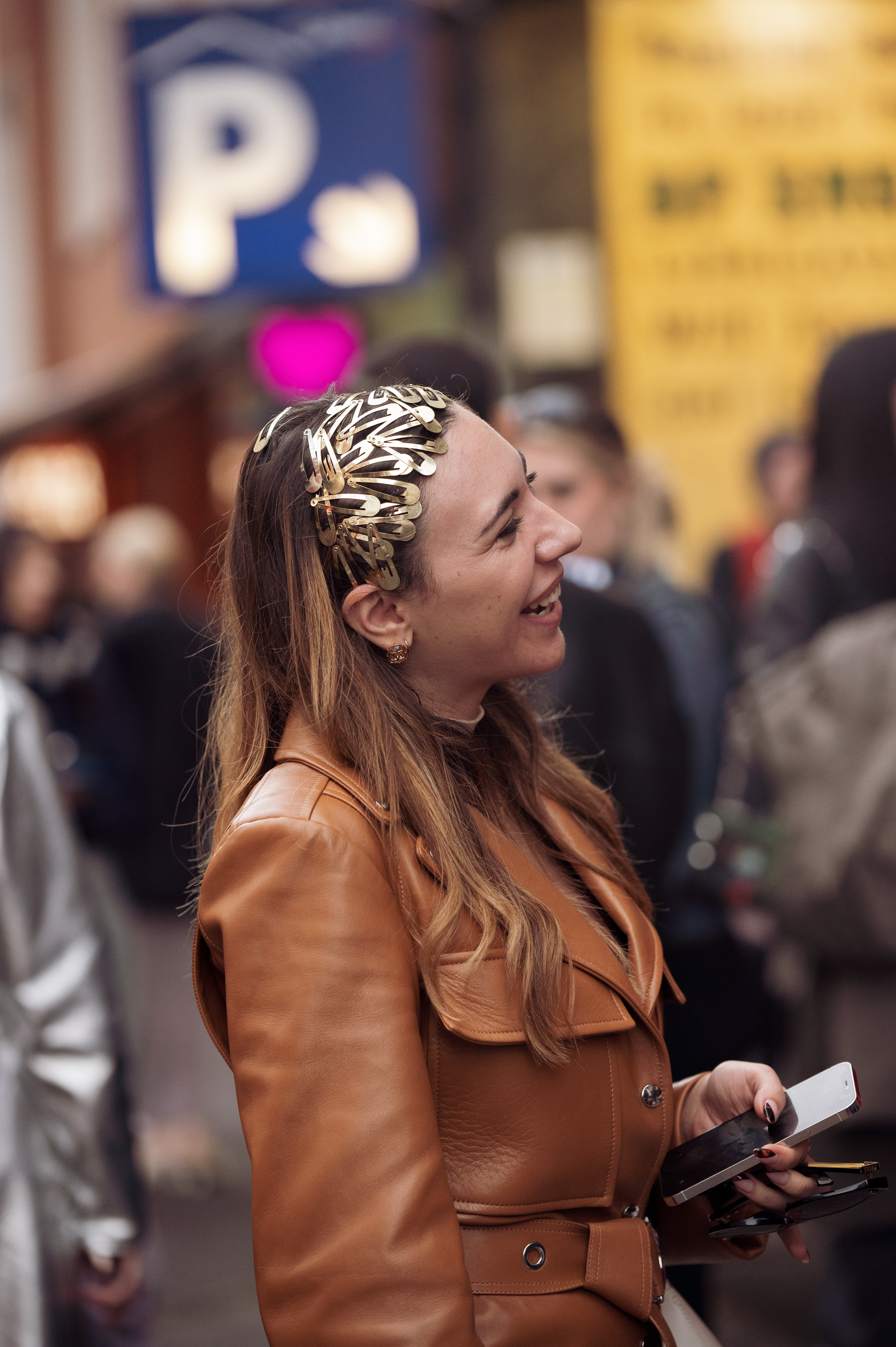 Pessoa usando presilhas metalizadas douradas no cabelo em look do street style da semana de moda de Londres