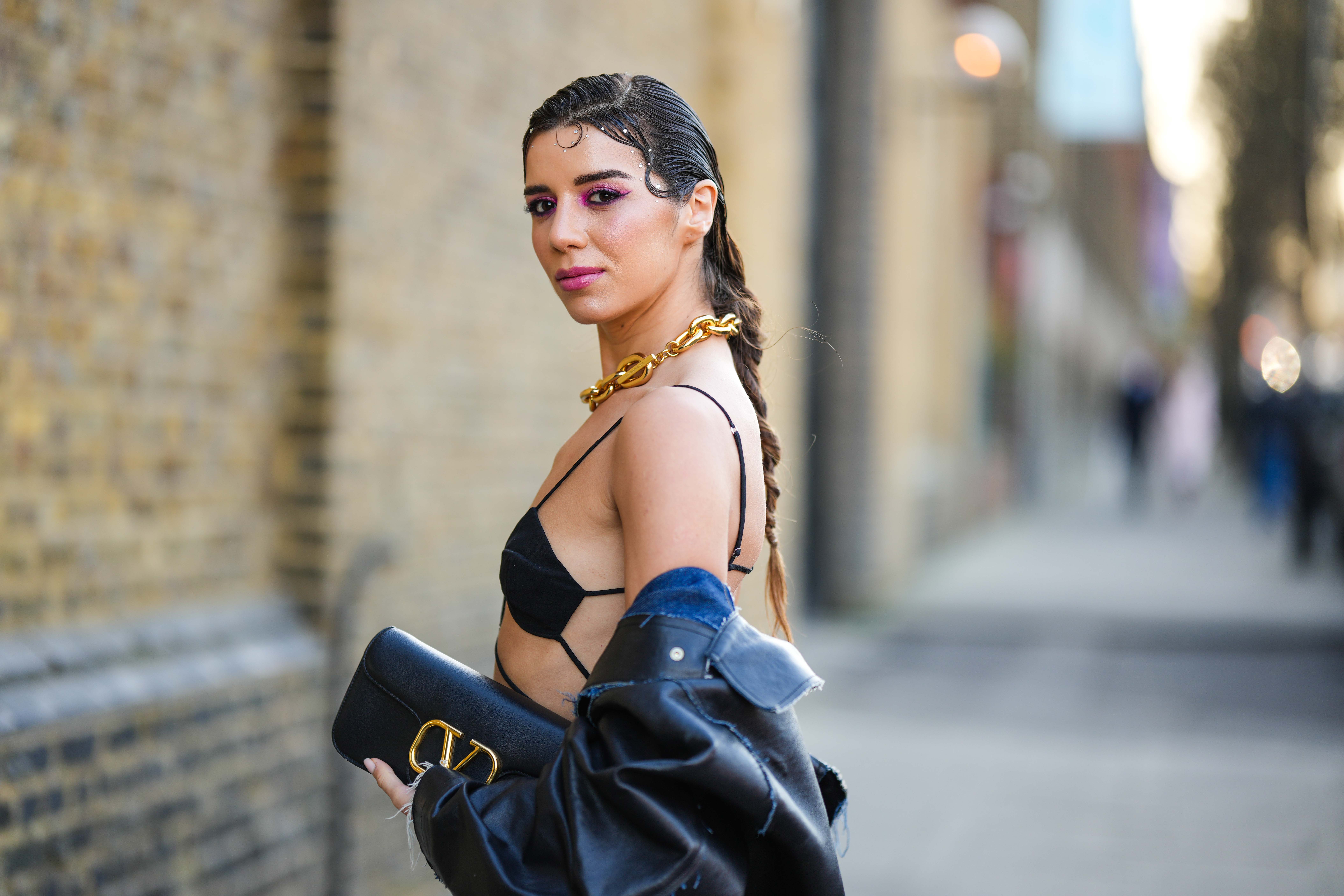 Street Style – LFW February 2023 Pessoa usando strass no cabelo com efeito molhado no street style da semana de moda de Londres