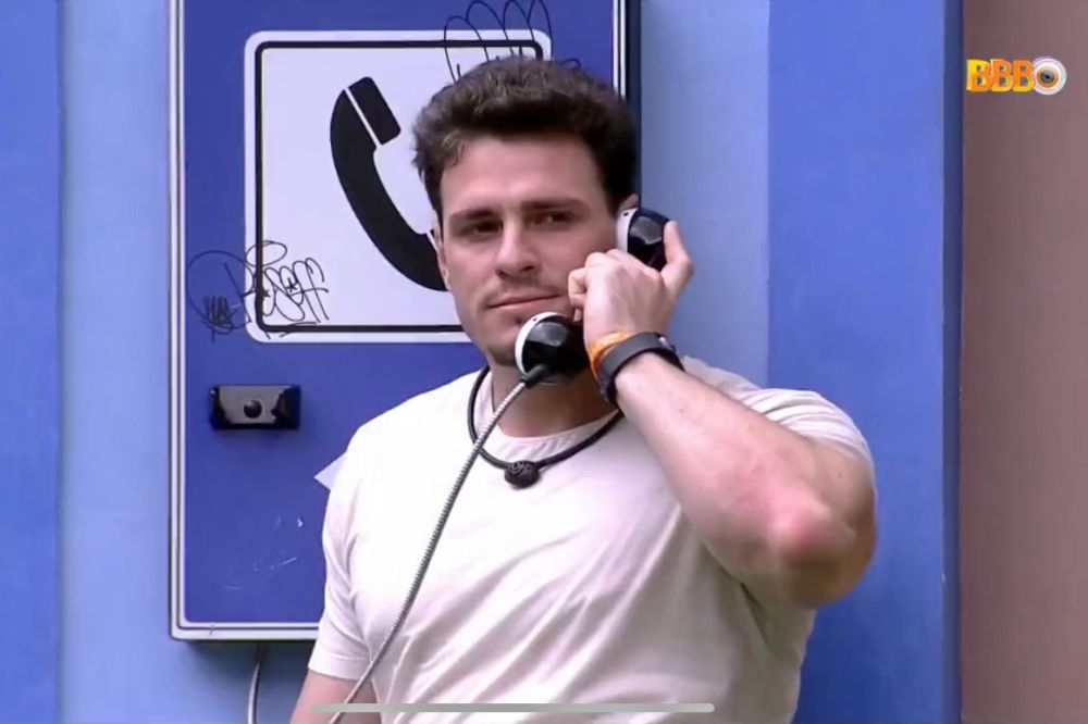 Gustavo atendendo o Big Fone