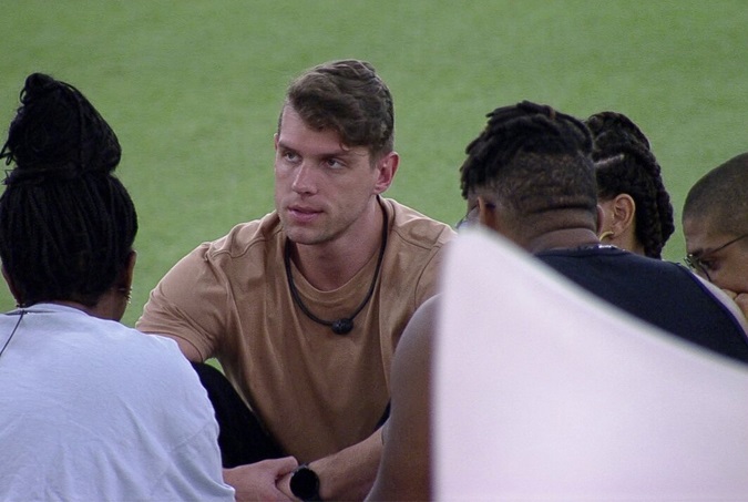 Cristian sendo questionado pelos demais integrantes do grupo fundo do mar no Big Brother Brasil 23