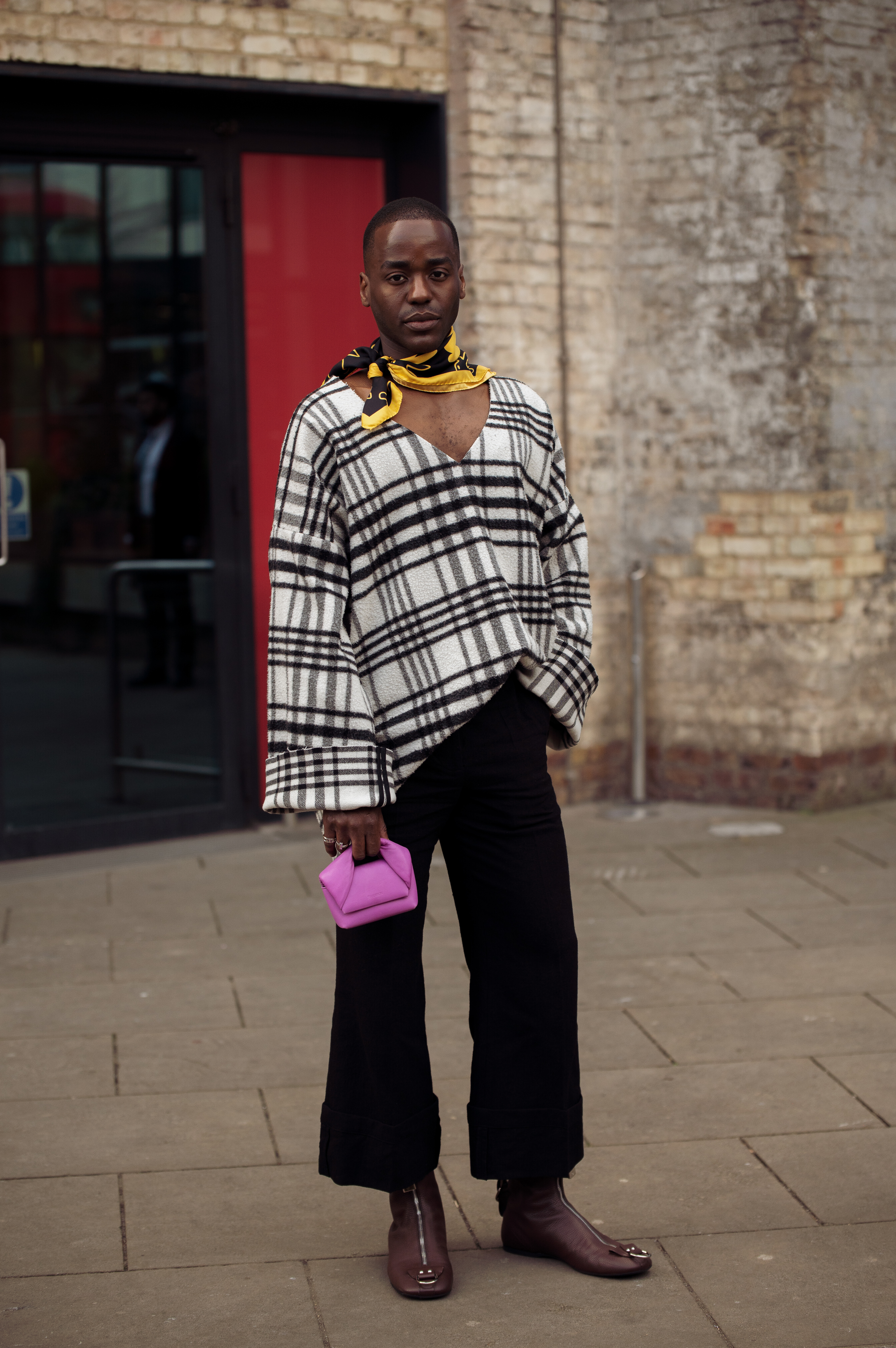 O ator Ncuti Gatwa usando look JW Anderson na semana de moda de Londres
