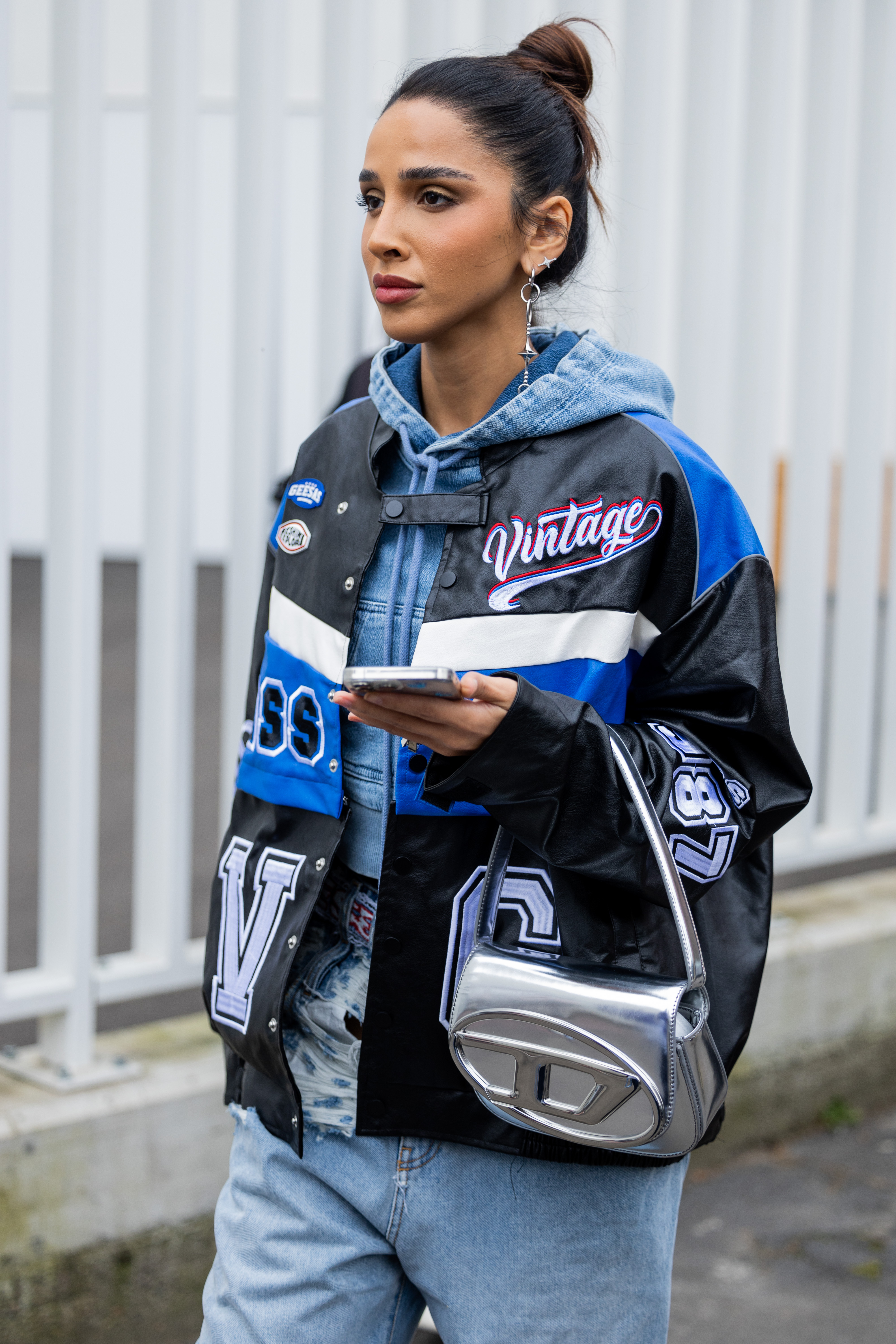 Hala usando jaqueta bikercore de couro e bolsa prateada da Diesel na semana de moda de Milão