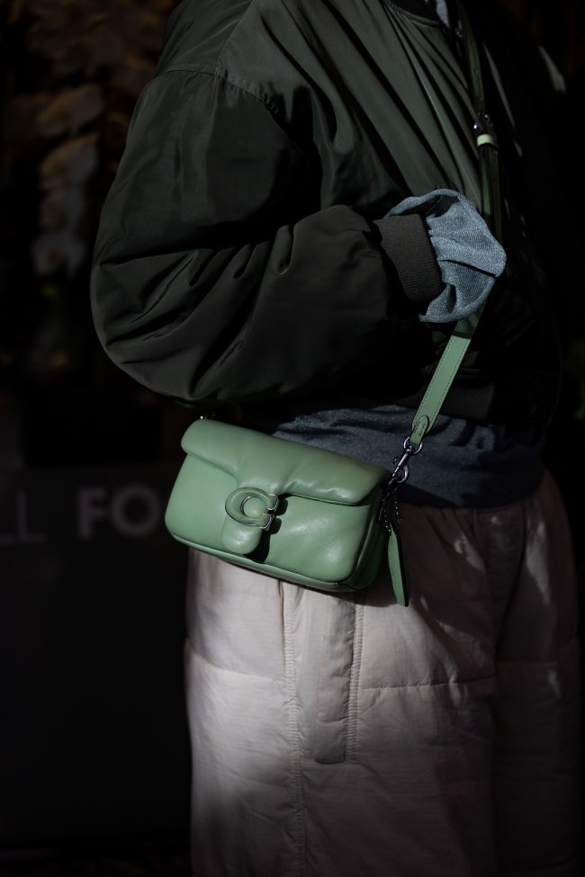 Bolsa verde da Coach no street style da semana de moda de Londres