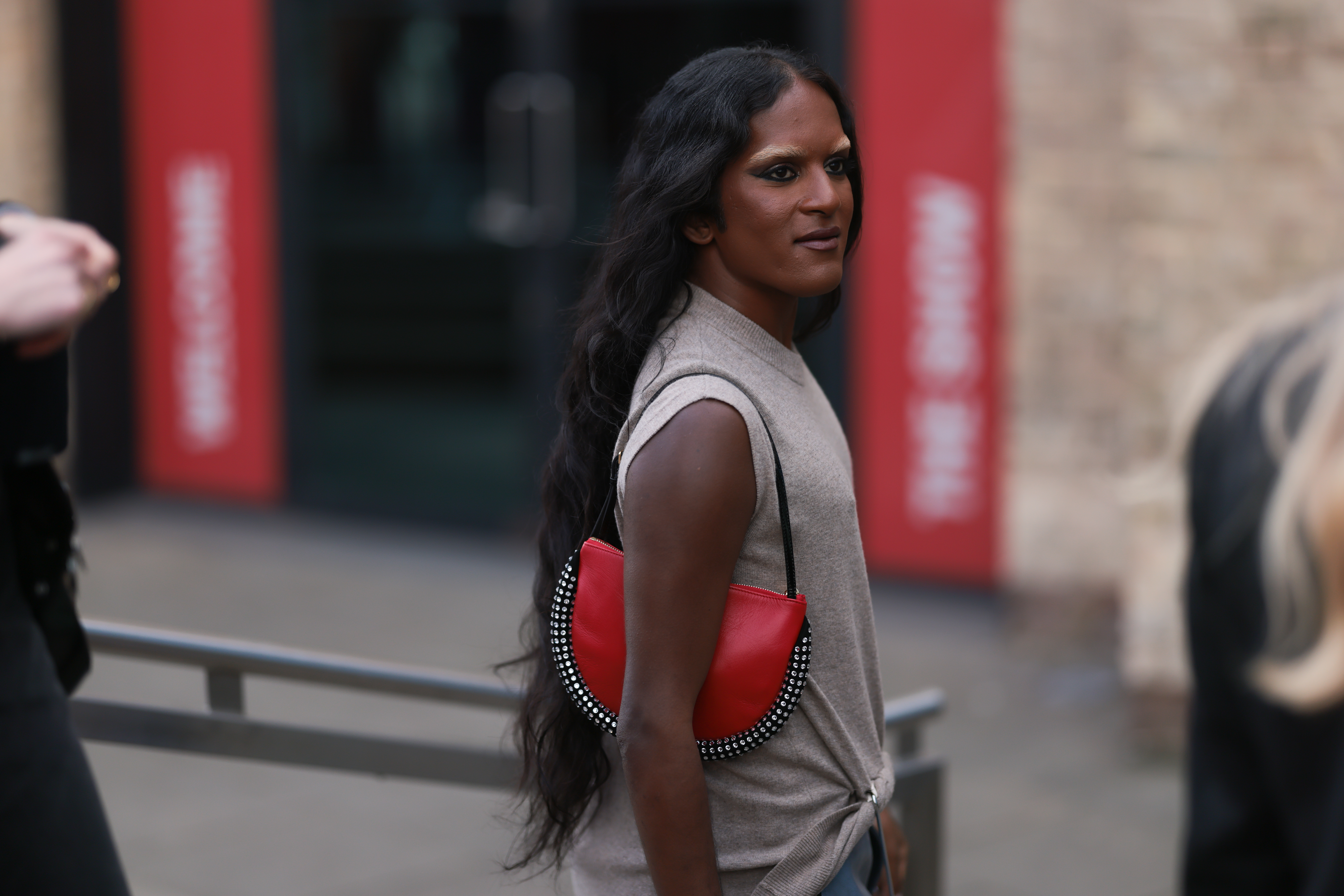 Richie Shazam usando bolsa vermelha JW Anderson na semana de moda de Londres em fevereiro de 2023