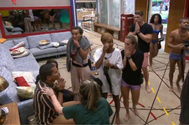 bruno Bruno Gaga conversando com participantes do BBB23 na sala da casa do reality após apertar o botão de desistênciad