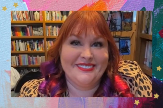 Autora Cassandra Clare sorrindo com uma estante de madeira com livros ao fundo; a margem é uma textura nas cores rosa, roxo, laranja, lilás, azul e verde; estrelas amarelas decoram a imagem