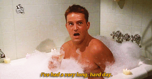 Gif do Chandler, de Friends, tomando um banho de banheira