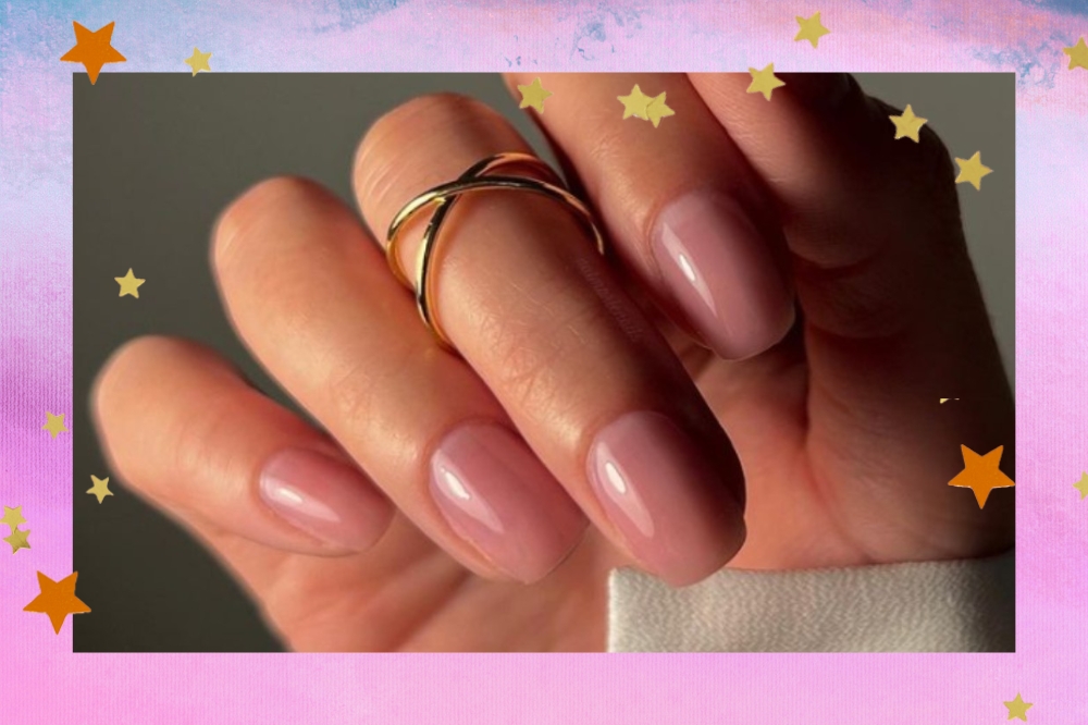Montagem com o fundo colorido e detalhe de estrelas nas bordas com a foto de uma mão com as unhas decoradas com a técnica lip gloss nails.