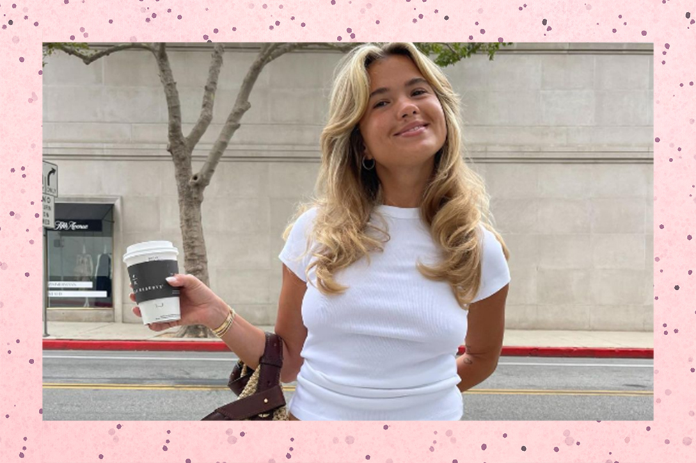 Montagem em fundo rosa com bolinhas de foto de garota loira sorrindo segurando um copo de café e usando uma camiseta branca