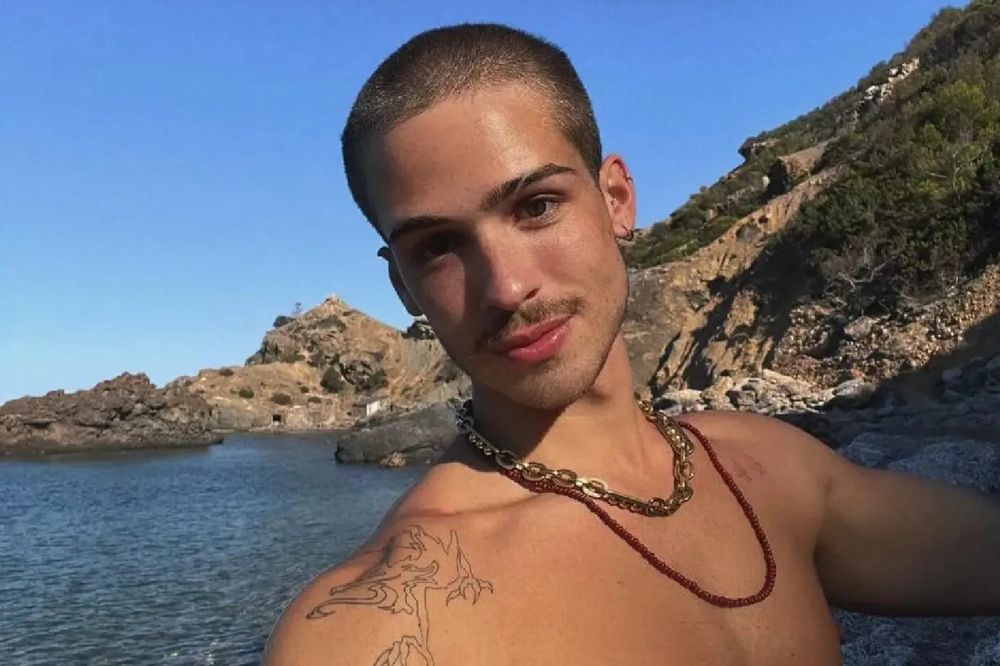 João Guilherme em selfie na praia, sem camisa